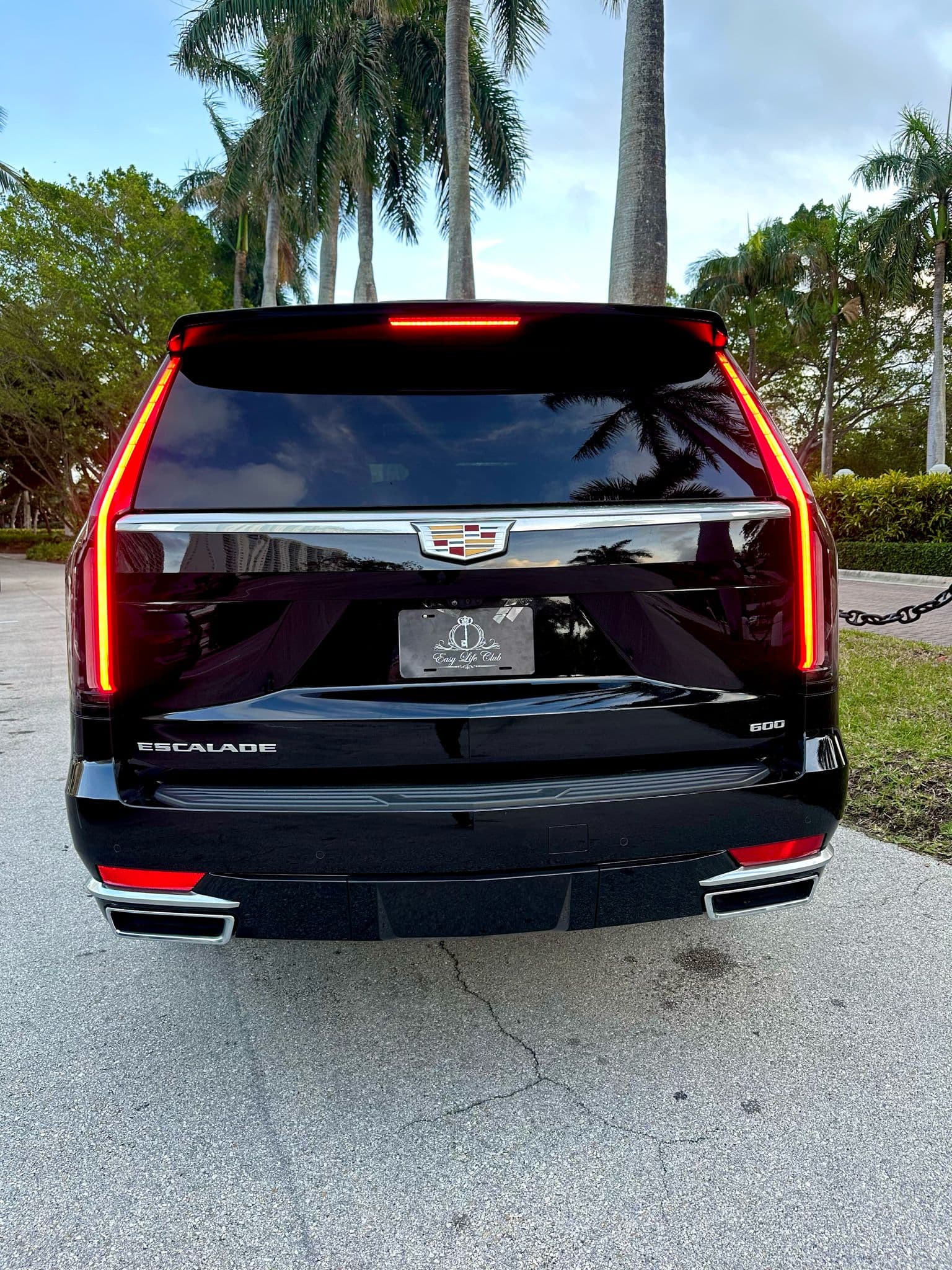 Cadillac Escalade thumbnail 2